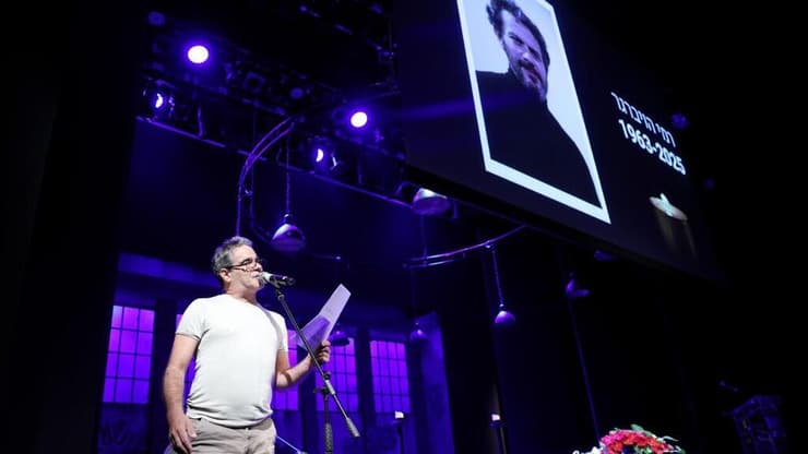 אלון אופיר שר בטקס האשכבה של רמי הויברגר ז"ל