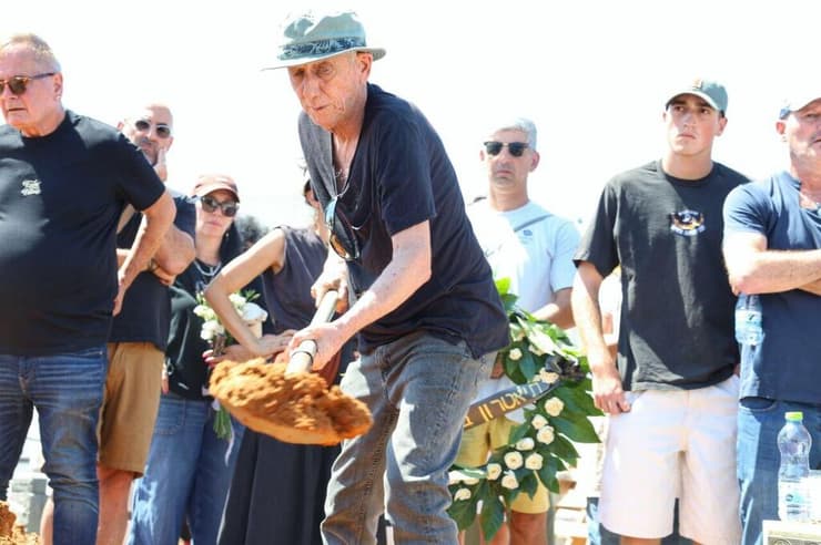 מוני מושונוב מסייע בקבורת רמי הויברגר ז"ל