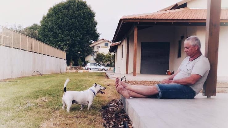 "אהב לטפח את הגינה שלו, לארח ולשתות בירה" אילן וייס ז"ל וכלבו כתם