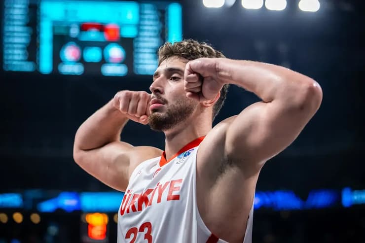 לא סתם מכנים אותו יוקיץ' הטורקי. שנגון (צילום: FIBA) שנגון