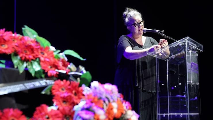 שרה וינו-אלעד מדברת בטקס האשכבה