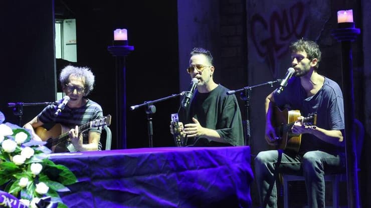 ג'ירפות בביצוע "יש לי חור בלב בצורה שלך", טקס האשכבה לרמי הויברגר ז"ל