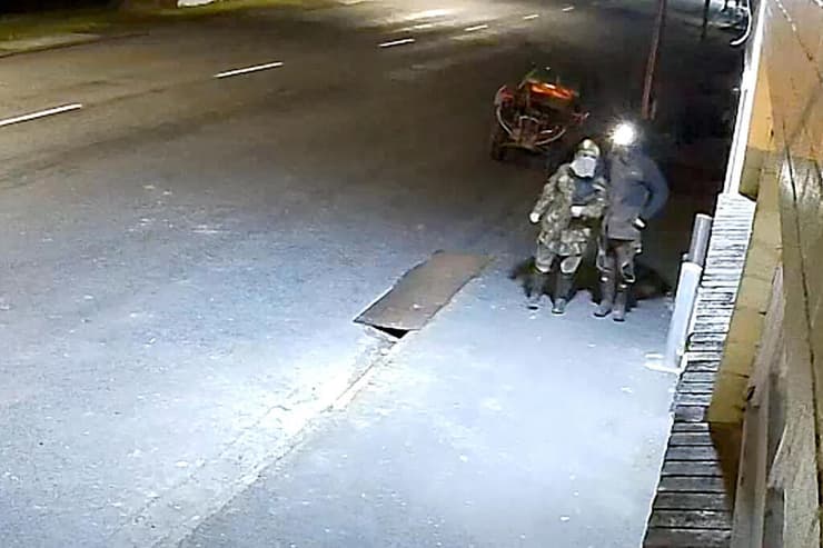 הפריצה ברביעי לפנות בוקר (צילום: AFP PHOTO / NEW ZEALAND POLICE) ניו זילנד תיעוד של האב שנעלם עם שלושת ילדיו הקטנים