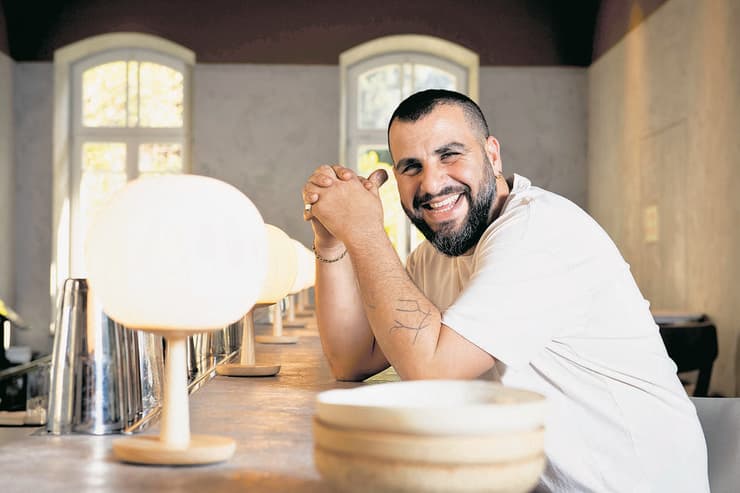 אביתר מלכה ב“רובע  א‘“. ”תמיד שואלים  אותי מה פשר השם“ | צילום: בן יוסטר