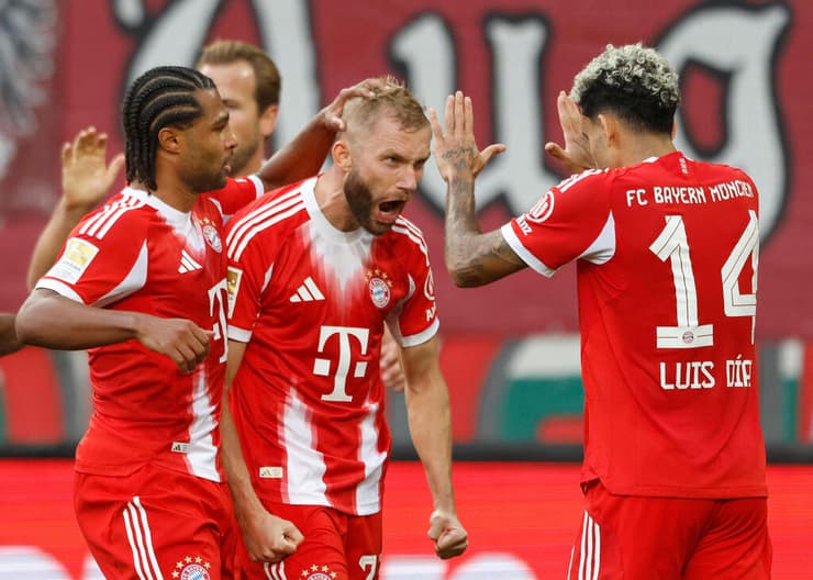 לואיס דיאס חוגג עוד שער עם החברים (צילום: Michaela STACHE / AFP) לואיס דיאס חוגג עוד שער עם החברים