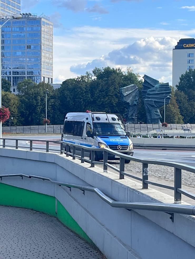 ניידות משטרה ליד האולם