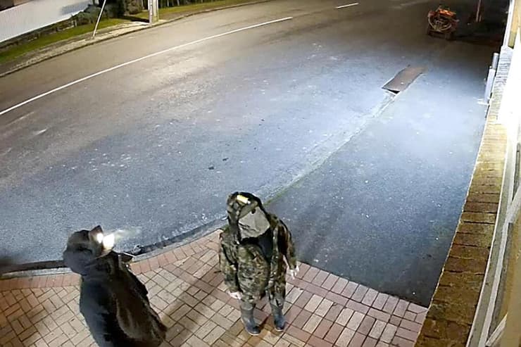 פיליפס ואחד מילדיו תועדו פורצים לחנות (צילום: AFP PHOTO / NEW ZEALAND POLICE) ניו זילנד תיעוד של האב שנעלם עם שלושת ילדיו הקטנים