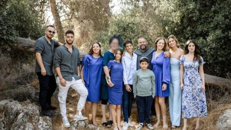 ו', מורה שלא תפתח את שנת הלימודים בכיתה, עם משפחתה