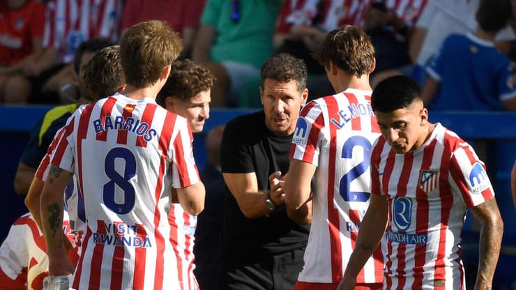 פתיחה מאכזבת. סימאונה ושחקני אתלטיקו מדריד (צילום: ANDER GILLENEA / AFP) אתלטיקו מדריד