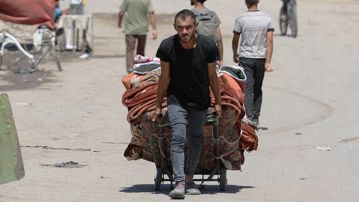 עקורים עזתים בורחים מצפון הרצועה (צילום: רויטרס/REUTERS/Dawoud Abu Alkas) עקורים עזתים בורחים מצפון הרצועה