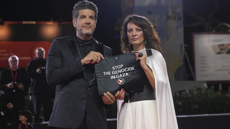 מרים טוזאני ונביל עיוש במחאה פרו-פלסטינית בפסטיבל ונציה