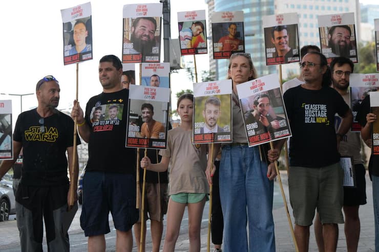 הצהרת משפחות החטופים בשער בגין בתל אביב