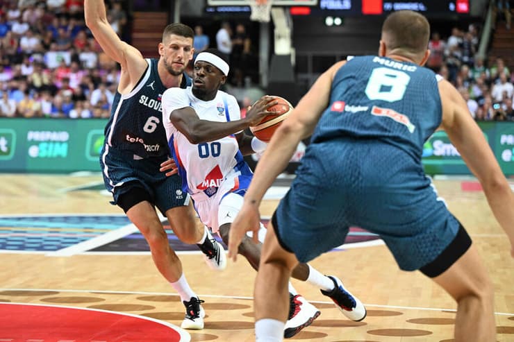 סילבן פרנסיסקו בפעולה (צילום: Sergei GAPON / AFP) סילבן פרנסיסקו בפעולה