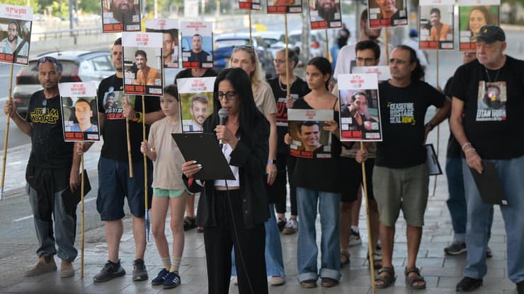 הצהרת משפחות החטופים בשער בגין בתל אביב