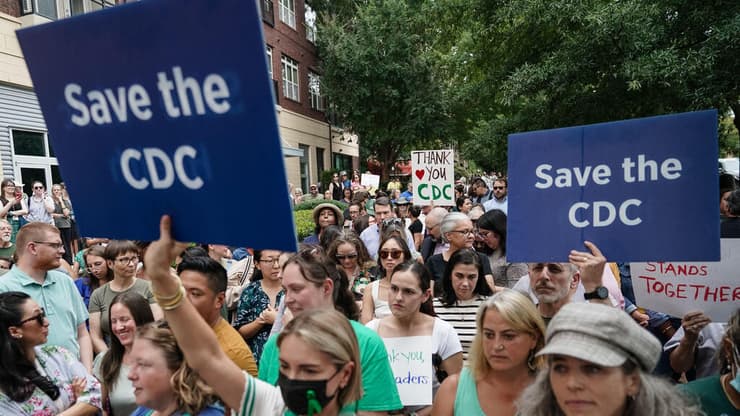 עובדי ה-CDC מחו בעקבות פרישת בכירי הסוכנות לאחר פיטורי המנכ"לית. ארכיון (צילום: Elijah Nouvelage / Getty Images / AFP) טלטלה במרכזים לבקרת מחלות ומניעתן CDC בארה"ב