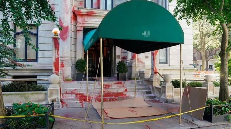 צבע בכניסה לביתו של עורך "ניו יורק טיימס", ג'וזף קאהן 