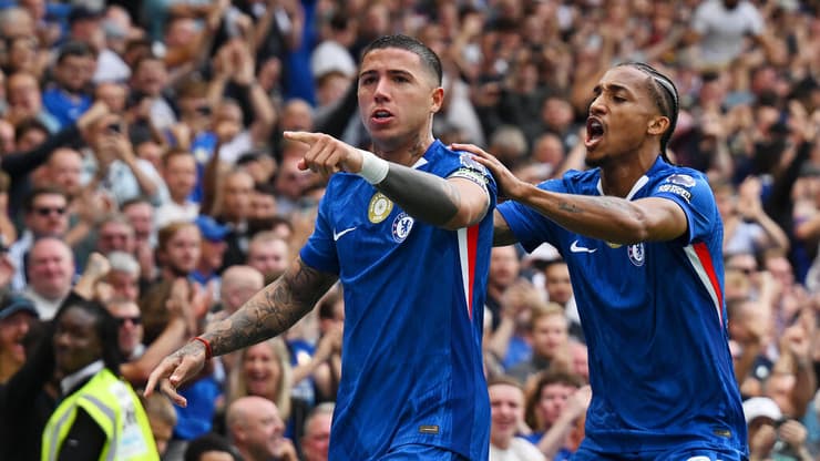 פדרו ואנסו חוגגים עם האוהדים הכחולים (צילום: Mike Hewitt/Getty Images) אנסו פרננדס וז'ואאו פדרו