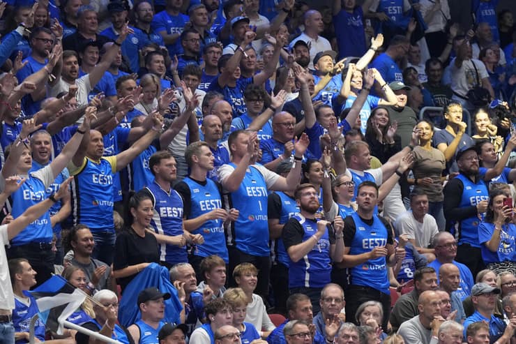 סוף-סוף יכולים לחגוג. אוהדי אסטוניה (צילום: REUTERS/Ints Kalnins) אוהדי אסטוניה