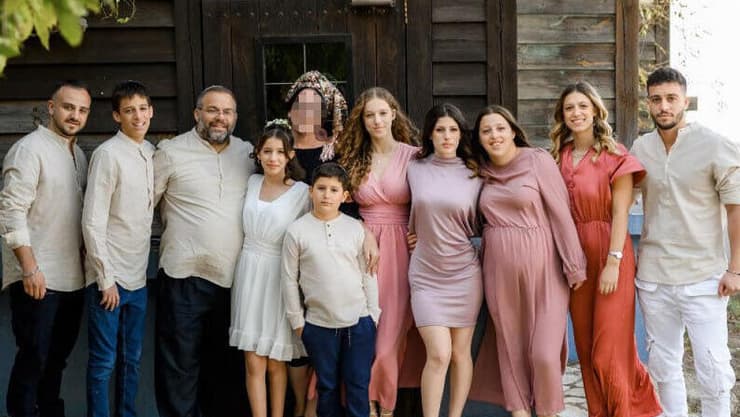 ו', מורה שלא תפתח את שנת הלימודים בכיתה, עם משפחתה ו', מורה שלא תפתח את שנת הלימודים בכיתה, עם משפחתה