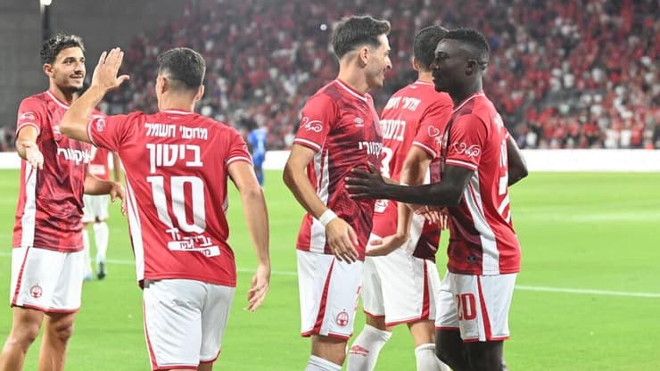 תחילה לא היו מודעים להיסטוריה שהם שותפים לה. שחקני הפועל באר-שבע (צילום: הרצל יוסף) הפועל באר-שבע קינגס קנגואה עירוני טבריה