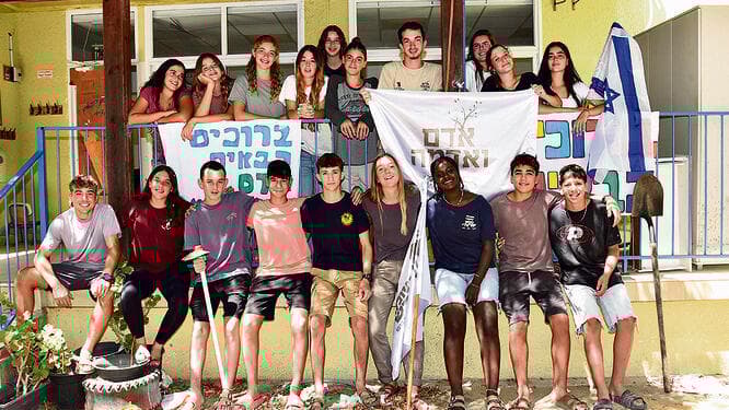 יפתחו את היום בשדות מחוץ לכיתה. תלמידי תיכון "אדם ואדמה גליל עליון" ( צילום: אביהו שפירא) yk14494004