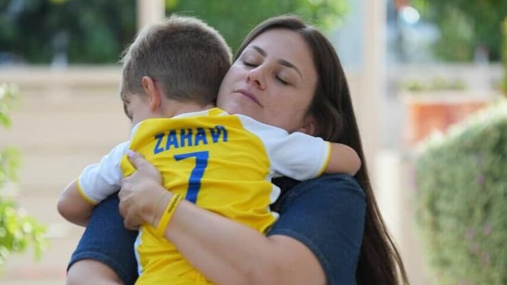 מיכל לובנוב ובנה טום שמתחיל גן בפעם הראשונה