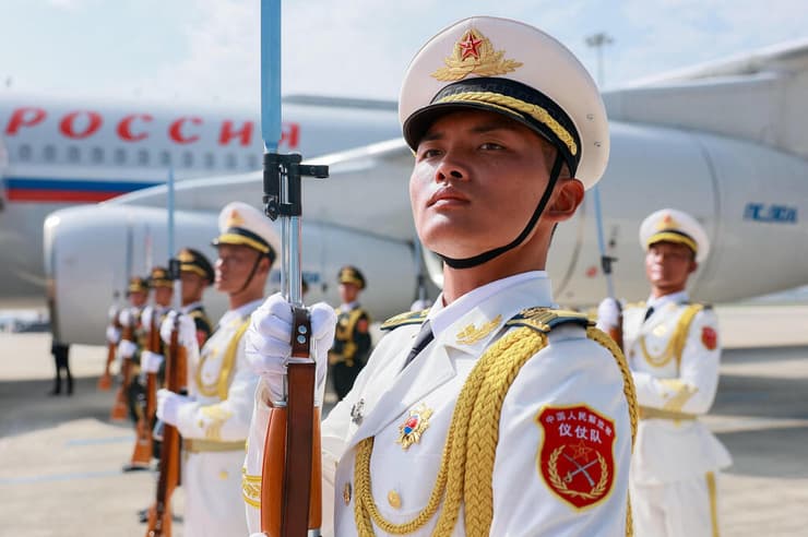 קבלת פנים לנשיא רוסיה ולדימיר פוטין, היום בטיאנג'ין (צילום: Sputnik/Vladimir Smirnov/Pool via REUTERS ) פסגה סין טיאנג'ין ארגון שנגחאי לשיתוף פעולה קבלת פנים לנשיא רוסיה ולדימיר פוטין