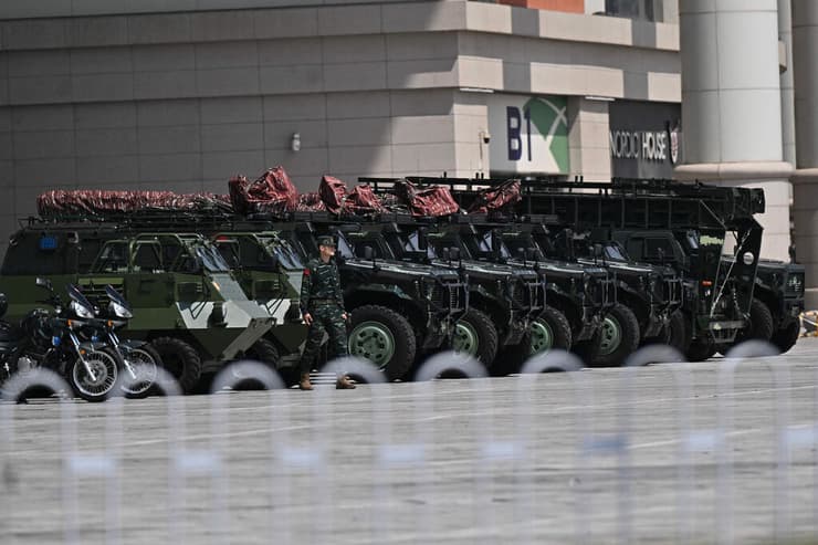 מחוץ למרכז הכנסים שבו מתקיימת הפסגה (צילום: Pedro PARDO / AFP) פסגה סין טיאנג'ין ארגון שנגחאי לשיתוף פעולה