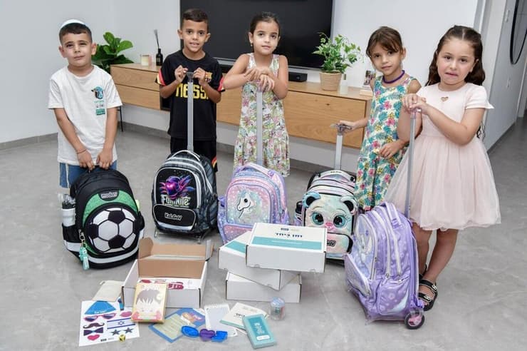 מימין לשמאל: ליהיא מגירה, ליאן בן שטרית, מיה בן שטרית, יגל בן שטרית, ארי צרור (צילום: נחום סגל) ילדים מפונים משלומי עולים לכיתה א'
