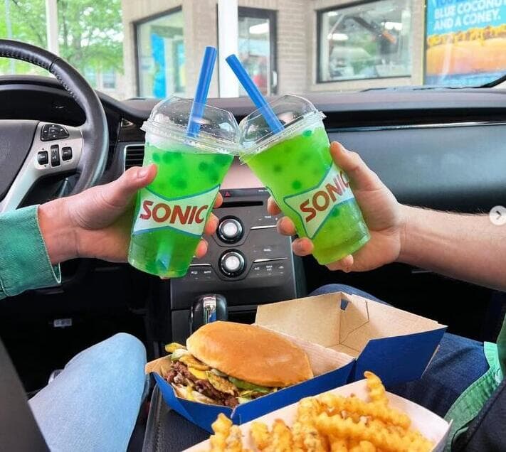 ארוחת חמוצים ברשת סוניק