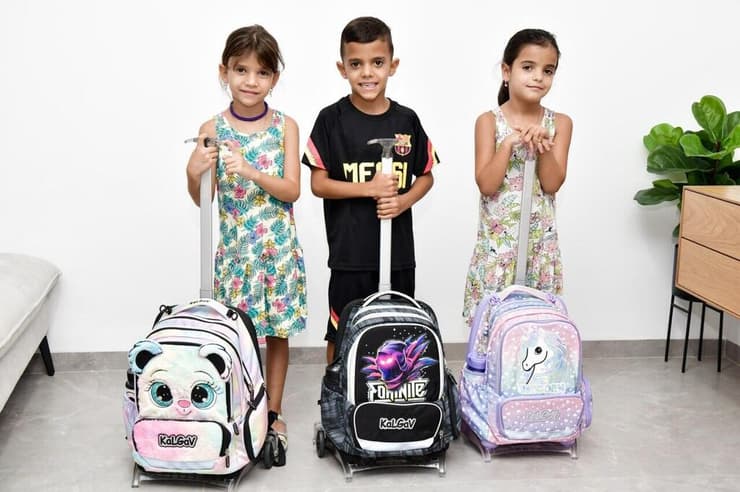 הילדים חזרו הביתה לשלומי, ויפתחו את שנת הלימודים (צילום: נחום סגל) ילדים מפונים משלומי עולים לכיתה א'