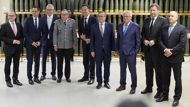 שר ‏האוצר הגרמני לארס קלינגבייל, שר הביטחון בוריס פיסטוריוס ומזכ"ל נאט"ו מרק רוטה בטקס הפתיחה של מפעל ריינמטאל