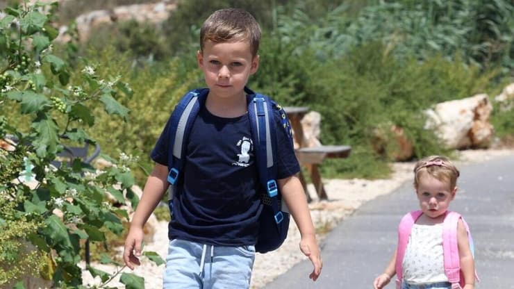 "מוטי יחזיק ביד השנייה, מלמעלה". לביא ואחותו הקטנה אורי (צילום: שאול גולן) יקיר שמיר יתחיל את כיתה א' בלי אביו מוטי ז"ל