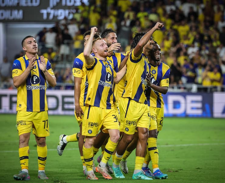 שחקני מכבי ת"א חוגגים עם דור פרץ