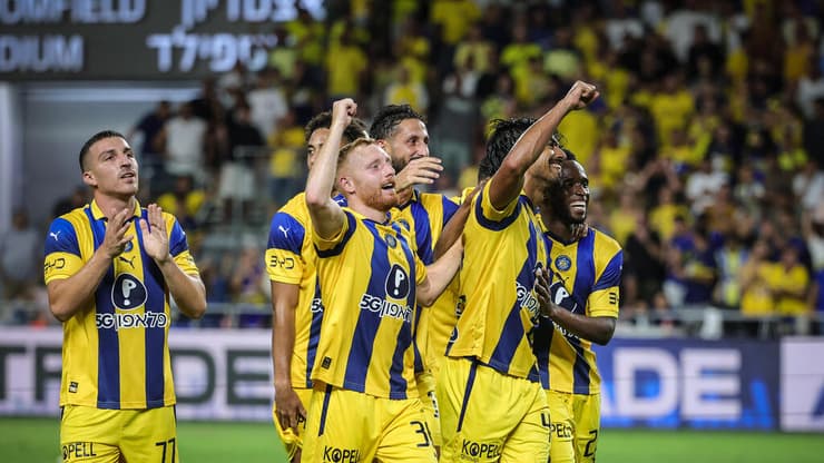 לא יארחו בארץ. שחקני מכבי ת"א (צילום: עוז מועלם) שחקני מכבי ת"א חוגגים עם דור פרץ