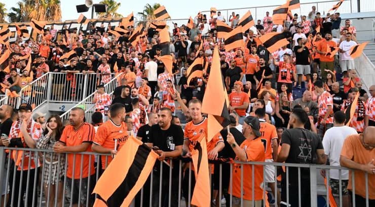 קהל אוהדי בני יהודה צובע את שכונת התקווה בכתום