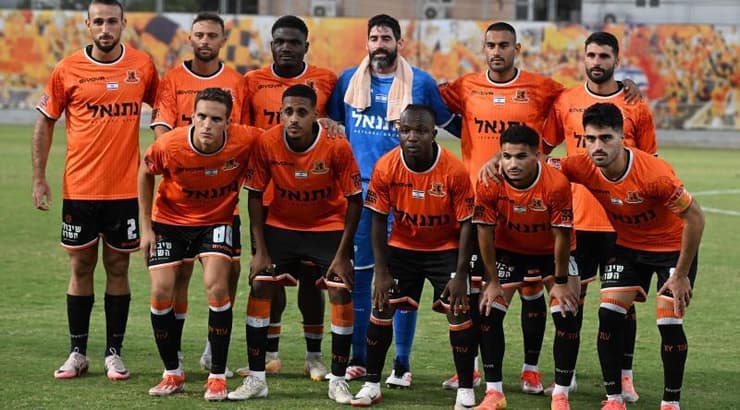 שחקני בני יהודה לפני שריקת הפתיחה