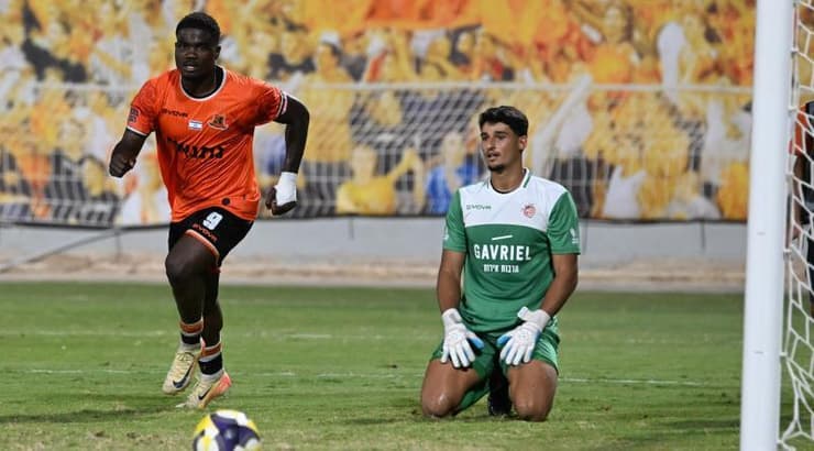 פרנץ פיירו רץ לחגוג את השער שכבש