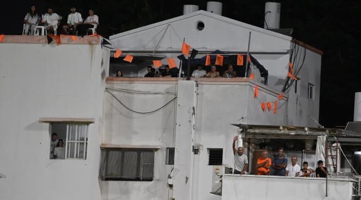 אוהדי בני יהודה צופים במשחק מהגג והמרפסות