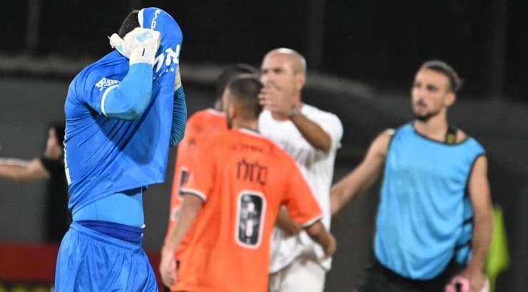 אוהד לויטה תופס את הראש בסיום