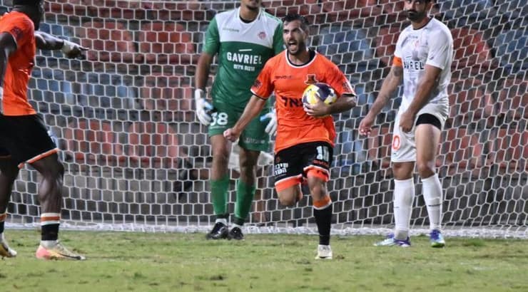 שגיא דרור רץ עם הכדור למרכז המגרש