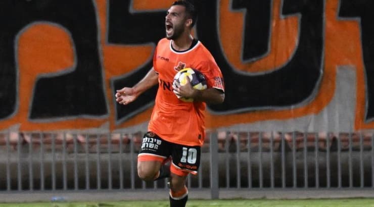 שגיא דרור רץ עם הכדור למרכז המגרש