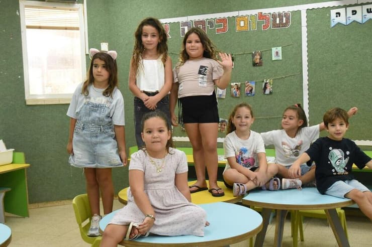 ילדי ראש הנקרה עולים לכיתה א' (צילום: אביהו שפירא ) ילדי ראש הנקרה עולים לכיתה א'