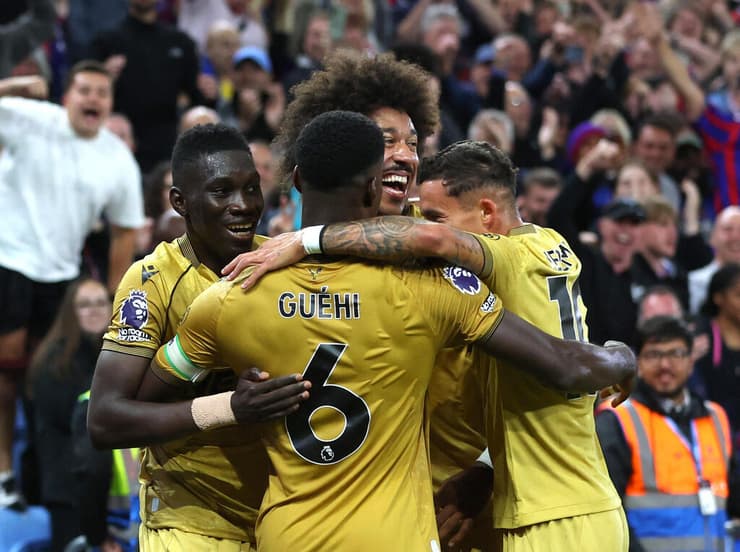 שחקני קריסטל פאלאס חוגגים