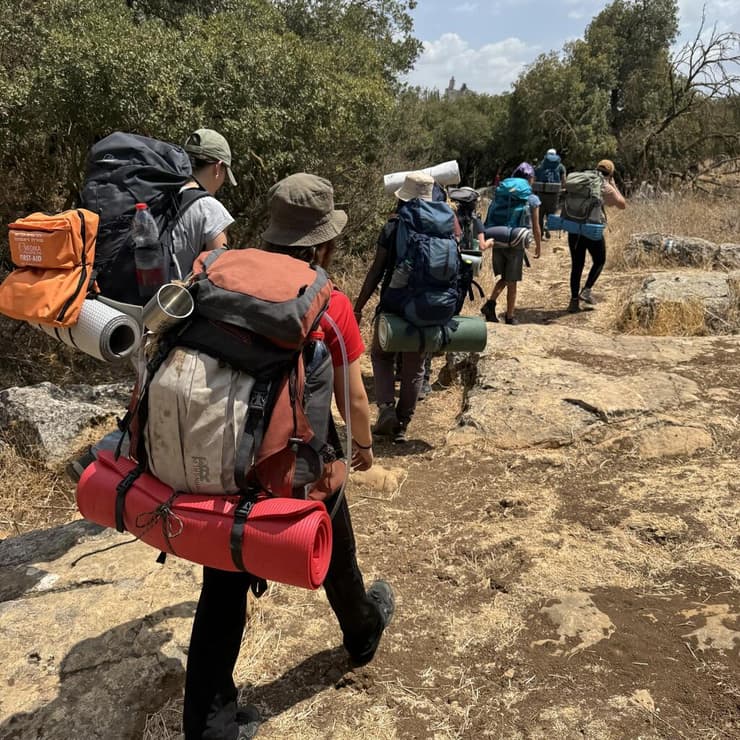 בני הנוער במסע גיבוש לקראת פתיחת שנת הלימודים. בבוקר עבודה בשדות - בצהריים לימודים בני הנוער במסע גיבוש לקראת פתיחת שנת הלימודים בתיכון ה"אדם ואדמה" בקיבוץ יראון