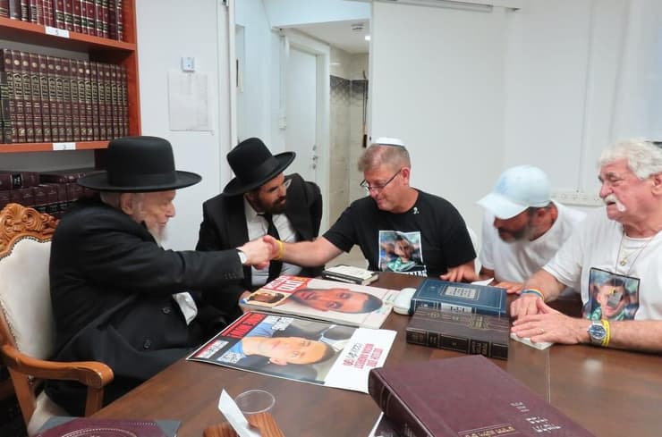 הרב הירש נפגש עם חגי אנגרסט, אביו של החטוף מתן אנגרסט המוחזק ברצועת עזה