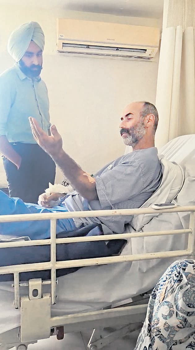 סמואל ונגרינוביץ' בבית החולים הממשלתי טנדה, המרכז הרפואי המרכזי במחוז קנגרה (צילום: אלבום פרטי) סמואל ונגרינוביץ' בבית החולים הממשלתי טנדה, המרכז הרפואי המרכזי במחוז קנגרה