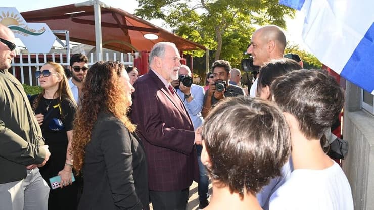 מייק האקבי בעוטף עזה (צילום: הרצל יוסף) מייק האקבי מגיע לטקס פתיחת שנת לימודים במועצה האזורית אשכול