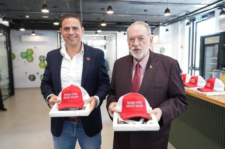 עם הכובע שהוענק לו במפגש עם תנועה אזרחית בעוטף (צילום: עתיד לעוטף) האקבי נפגש עם תנועת עתיד לעוטף במשרדי התנועה בשדרות