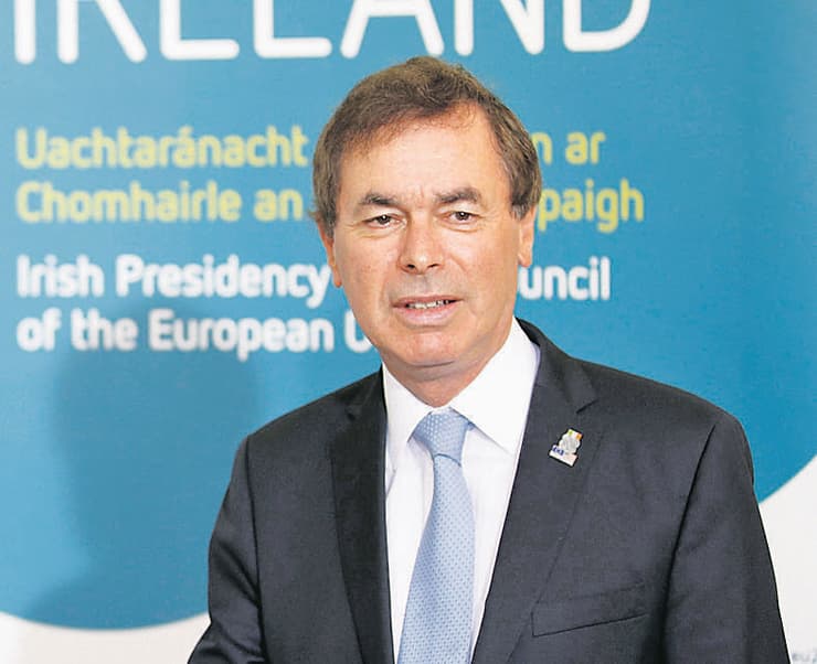 אלן שאטר, לשעבר שר ההגנה והמשפטים של אירלנד